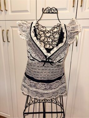 authentic vintage 2000s (Y2K) Anna Sui lace blouse in a US Size 8.